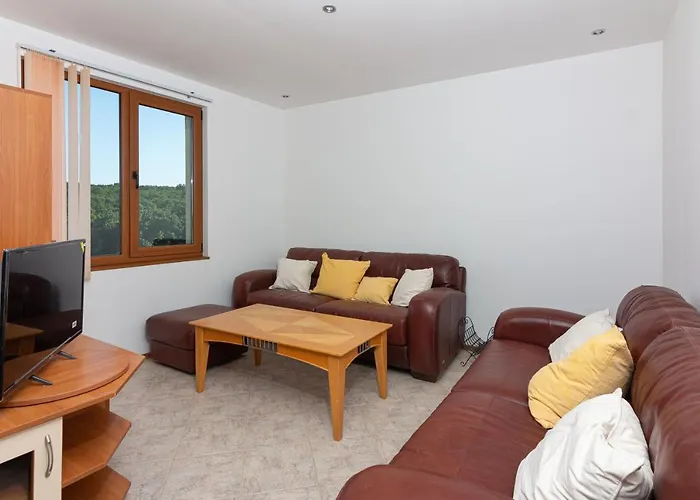 частен в затворен комплекс Sinemoretz